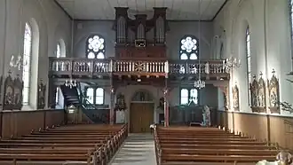 Buffet (vide) de l'orgue de l'église catholique Saint-Martin.