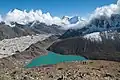 Les lacs Gokyo, dans le parc national, avec à l'horizon le Cholatse, le Tawesche et le Kangtega. Le plus haut sommet, qui est au centre de l'image, est le Kangtega à 6 782 m. Parmi les montagnes s'aperçoit également le glacier de Ngozumpa. Au bord du lac le village de Gokyo (Népal). Octobre 2009.