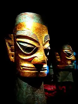 Masques, bronze revêtu de feuille d'or. h : 42&nbsp;cm env. Datés vers 1200 av. J.-C. Musée de Sanxingdui, Sichuan.