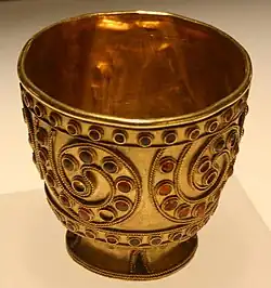 Gobelet en or trialétien daté de la première moitié du IIe&nbsp;millénaire&nbsp;av. J.-C., conservée au Musée national géorgien.