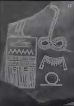 Étiquette d'ivoire découverte dans la tombe de Den et inscrite au nom d'Horus (gauche) et au nom d'or (droite) du roi (Ire&nbsp;dynastie).