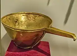 Bol à bec allongé en or.