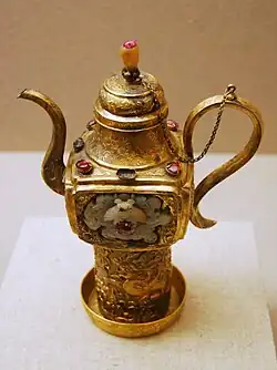 Verseuse en or, jade et pierres précieuses.