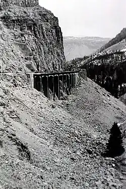 Photographie en noir et blanc montrant le viaduc au sein du Golden Gate Canyon.