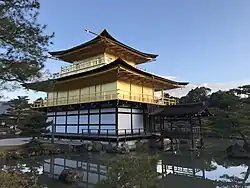 Le « Pavillon d'Or » (Kinkaku-ji), construit en 1397, restauration des années 1950, Kyoto.