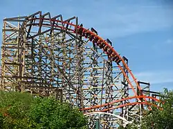 Train sur le parcours de Goliath à Six Flags Great America.