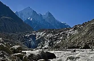 Gomukh, front du glacier de Gangotri. Le :massif du Bhagirathi&nbsp;(en) s'élève en arrière plan.