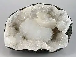 Goosecreekite avec heulandite-Ca sur quartz.