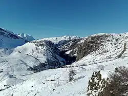 Les gorges de la Sarenne franchies par le télésiège depuis la combe Chave à l'est.