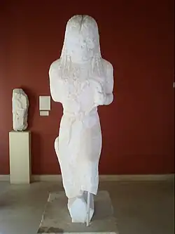 Statue archaïque de Gorgone (A1285), milieu ou dernier quart du VIe&nbsp;siècle&nbsp;av. J.-C. Marbre de Paros.