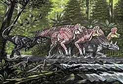 Gorgosaurus chassant des Corythosaurus et un Chasmosaurus. Le Gorgosaurus est situé à gauche dans le dessin. Sa tête est dirigée vers la droite avec la mâchoire ouverte. Devant lui trois Corythosaurus et un Chasmosaurus. Ils courent tous vers la droite dans un cours d'eau de faible profondeur.
