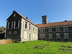 Un corps de ferme reconverti en habitations.
