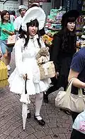 Shiro/White Lolita (gauche) et Kuro/Black Lolita (droit)