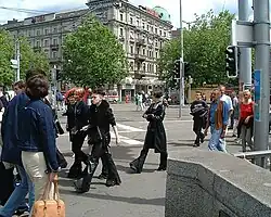 Jeune fille gothique en redingote noire.
