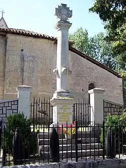 Le monument aux morts derrière l'église (août&nbsp;2012)