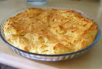 Sûrement une gougère angevine. Il ne faut pas ouvrir le four pendant la cuisson, ou bien la gougère s’aplatit.