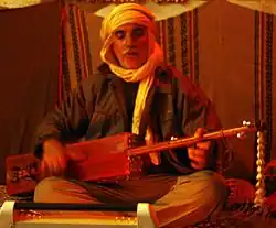 Guembri, utilisé dans la musique diwane au Sud du pays.