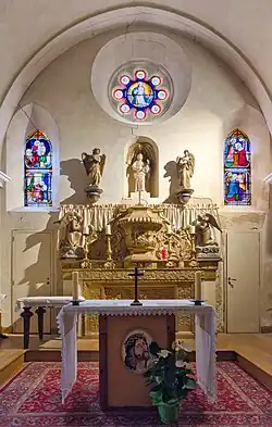 L'autel et les vitraux du chœur.