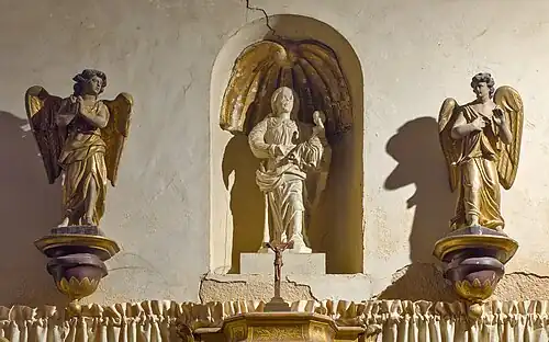 Statue de la Vierge à l'Enfant, entourée de deux anges.