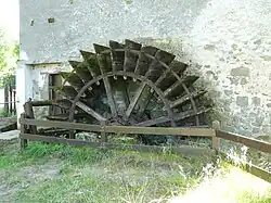 La roue du moulin.