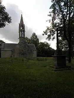 Chapelle Saint-Hervé : façade occidentale et le calvaire.
