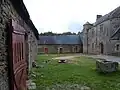 La cour et les communs du manoir.
