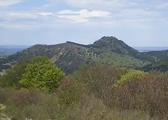 Le puy Chopine (à droite) dépassant du puy des Gouttes (au centre).