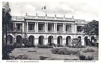 La façade sud du Palais du gouvernement, sous l'Inde française, depuis les parterres.