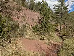 Grès rouge paléocène, vallée de Malrems, au sud-ouest du village.