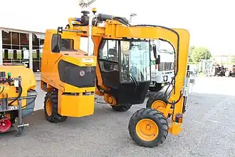 Tracteur enjambeur articulé.