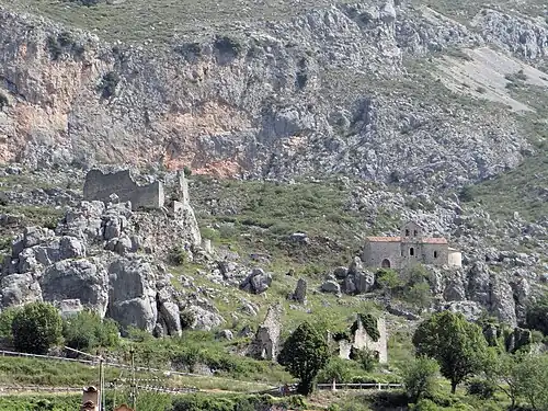 Hautes-Gréolières : les vestiges du château et la chapelle Saint-Étienne.