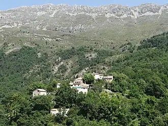 Le hameau de Saint-Pons et la montagne du Cheiron.