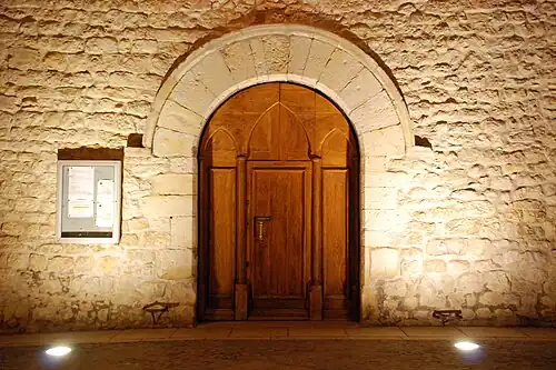 Le portail roman.