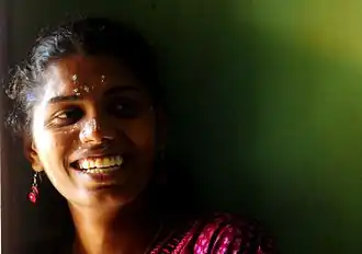 Femme indienne souriant aux cheveux noirs et bouclés