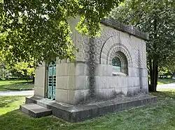 La Carrie Eliza Getty Tomb par Louis Sullivan est classée Chicago Landmark.