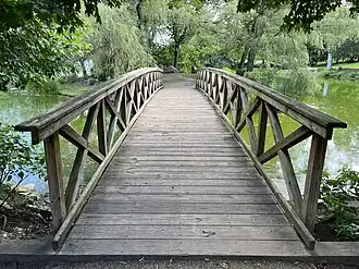 Pont en bois menant à Burnham Island.