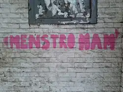 Grafffiti bleu sur un mur.