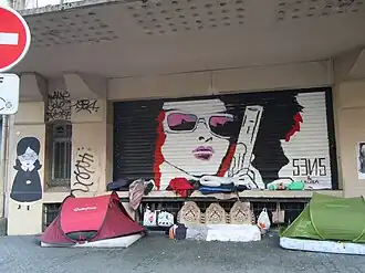 Graffiti à l'angle de la rue Yves-Toudic et de la rue Dieu.