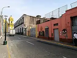 Le couvent est un bâtiment jaune et blanc de style baroque, qu'on aperçoit au bout de la rue. Les murs des maisons riveraines portent divers graffitis, montrant une femme noire souriante, une personne pensive, ou encore un œil en pleurs.