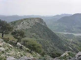 Las Grajas (1049 m, entre El Gastor à droite (ouest) et Montecorto à gauche (est)) depuis le Tajo Algarin (1067 m, sur El Gastor)