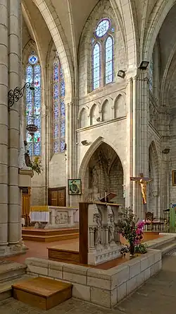 Intérieur de l'église Saint-Pierre : autel, crucifix et vitraux du choeur.