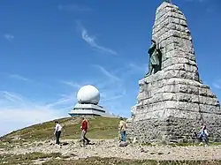 Radar et monument des Diables bleus.