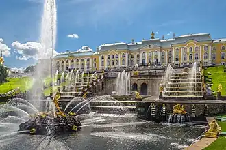 Le palais de Peterhof, excellent exemple de l'architecture baroque (Centre historique de Saint-Pétersbourg et ensembles monumentaux annexes).
