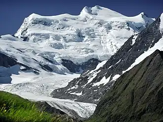 Vue du Grand Combin et du glacier de Corbassière depuis le nord.
