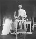 La grande-duchesse Anastasia Nikolaïevna prenant l'un des premiers autoportraits d'adolescentes  à l'aide d'un miroir et d'un boîtier Brownie, envoyé à un ami en 1914.