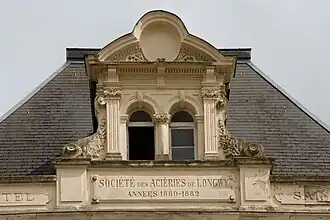 Fronton du Grand Hôtel, aux armes de la Société des aciéries.
