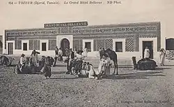 Photo noir et blanc de bâtiment avec des gens.