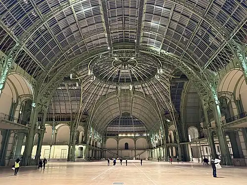 Vue vers la verrière centrale depuis le paddock.