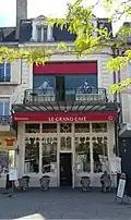 Façade du Grand Café depuis la place de l'Allier