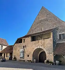 Grand cellier et dortoir des moines vus de la cour intérieure